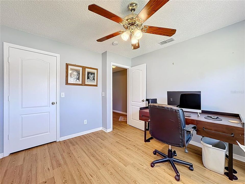 合同活跃: $420,000 (4 贝兹, 2 浴室, 1870 平方英尺)