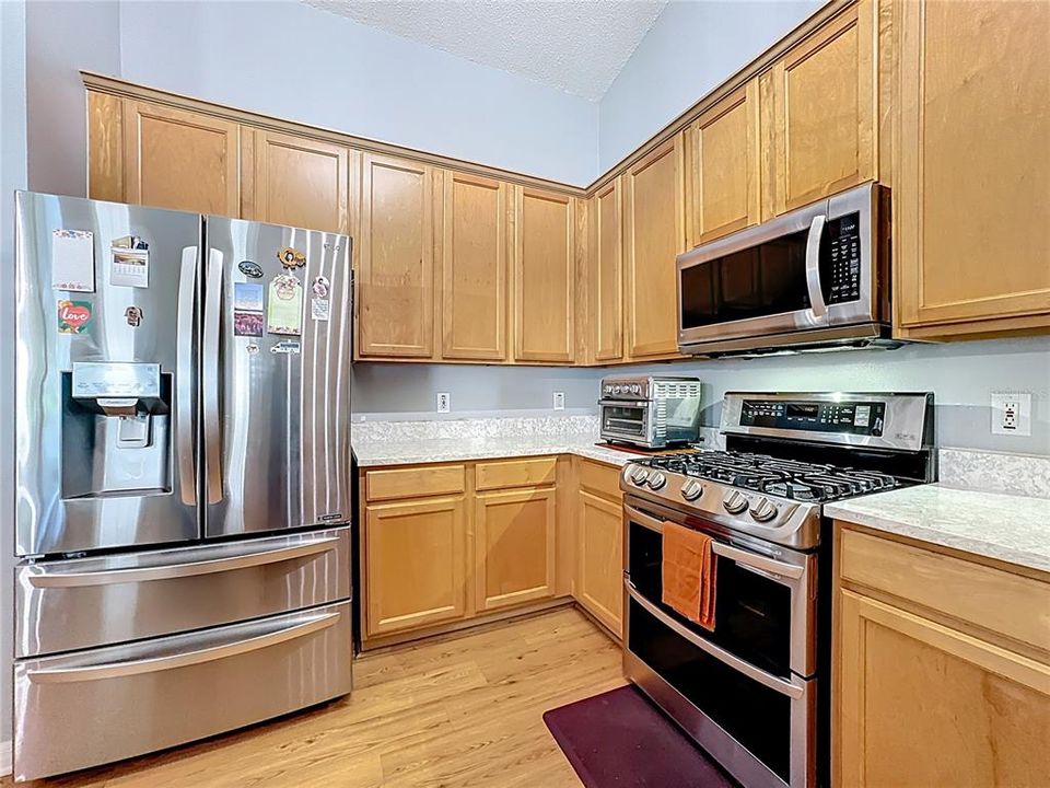 合同活跃: $420,000 (4 贝兹, 2 浴室, 1870 平方英尺)