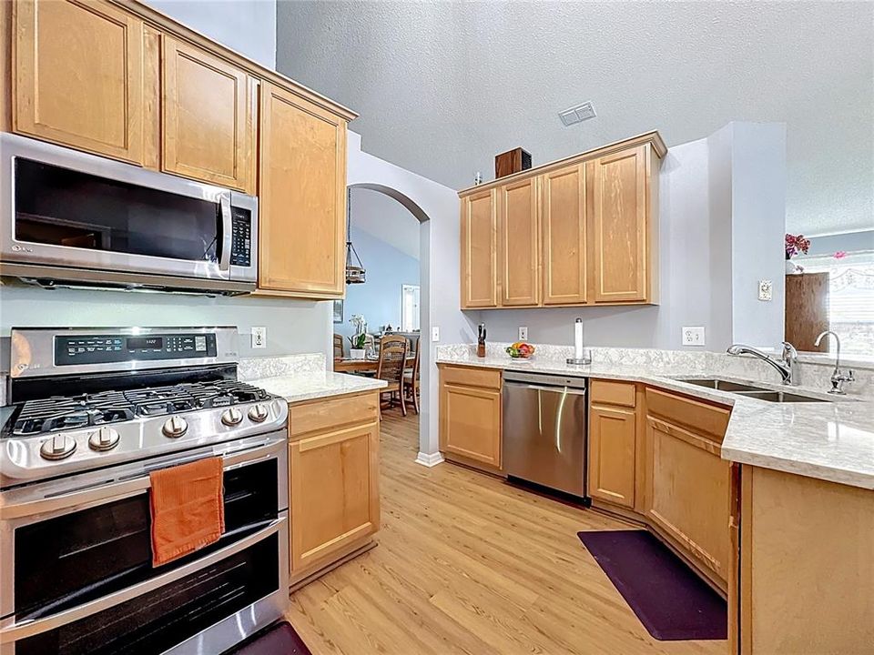 合同活跃: $420,000 (4 贝兹, 2 浴室, 1870 平方英尺)