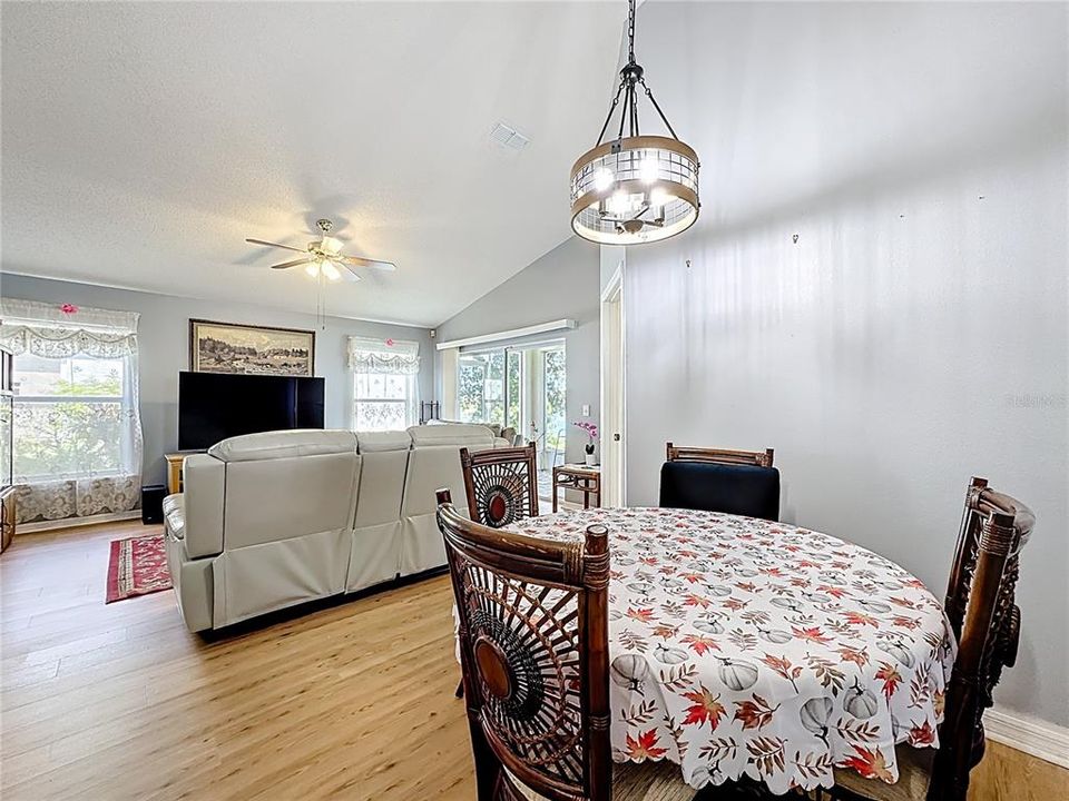 合同活跃: $420,000 (4 贝兹, 2 浴室, 1870 平方英尺)