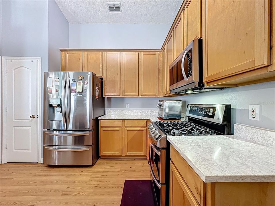 合同活跃: $420,000 (4 贝兹, 2 浴室, 1870 平方英尺)