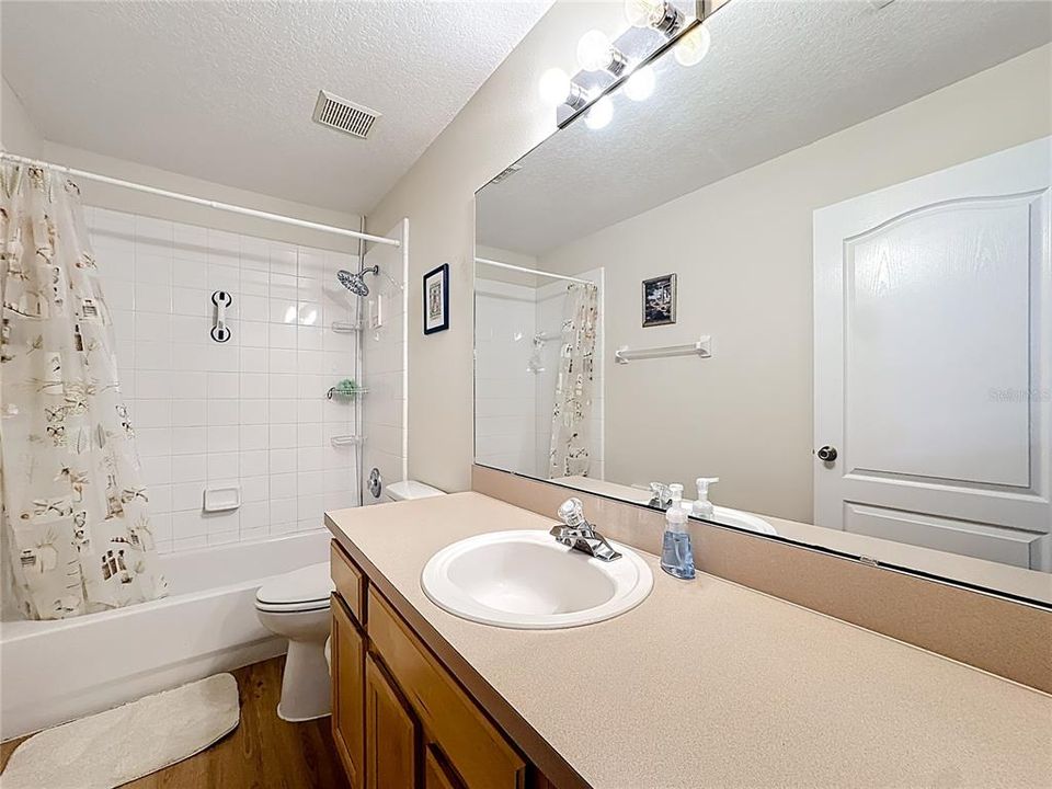 合同活跃: $420,000 (4 贝兹, 2 浴室, 1870 平方英尺)