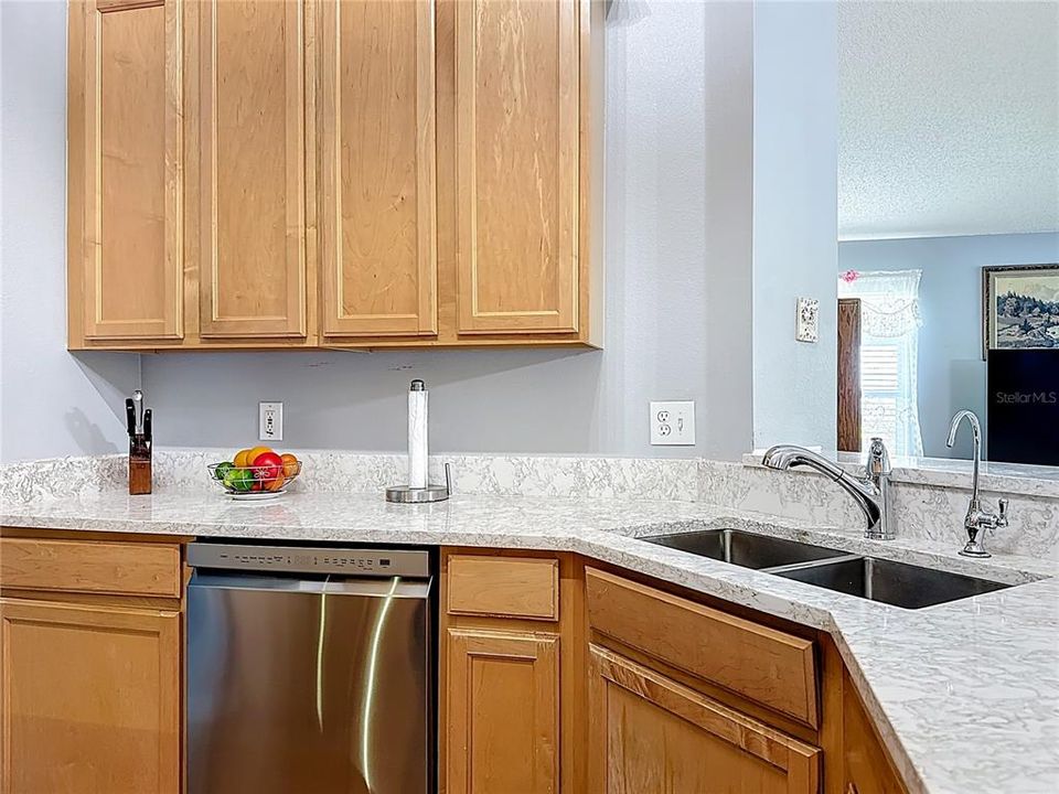 合同活跃: $420,000 (4 贝兹, 2 浴室, 1870 平方英尺)