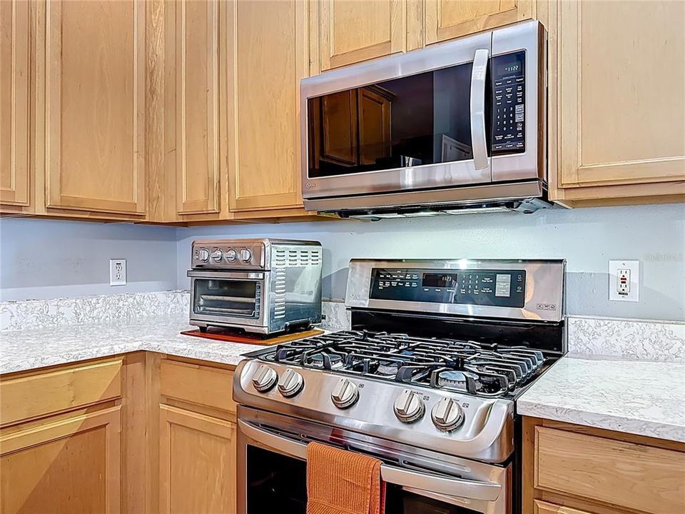 合同活跃: $420,000 (4 贝兹, 2 浴室, 1870 平方英尺)