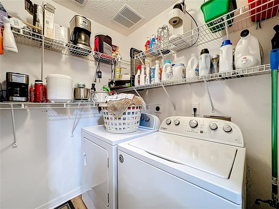 合同活跃: $420,000 (4 贝兹, 2 浴室, 1870 平方英尺)