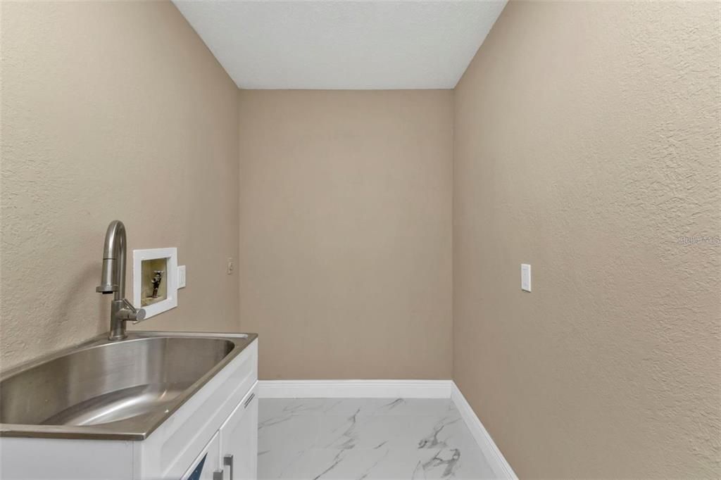 For Rent: $3,000 (5 beds, 3 baths, 1933 Square Feet)