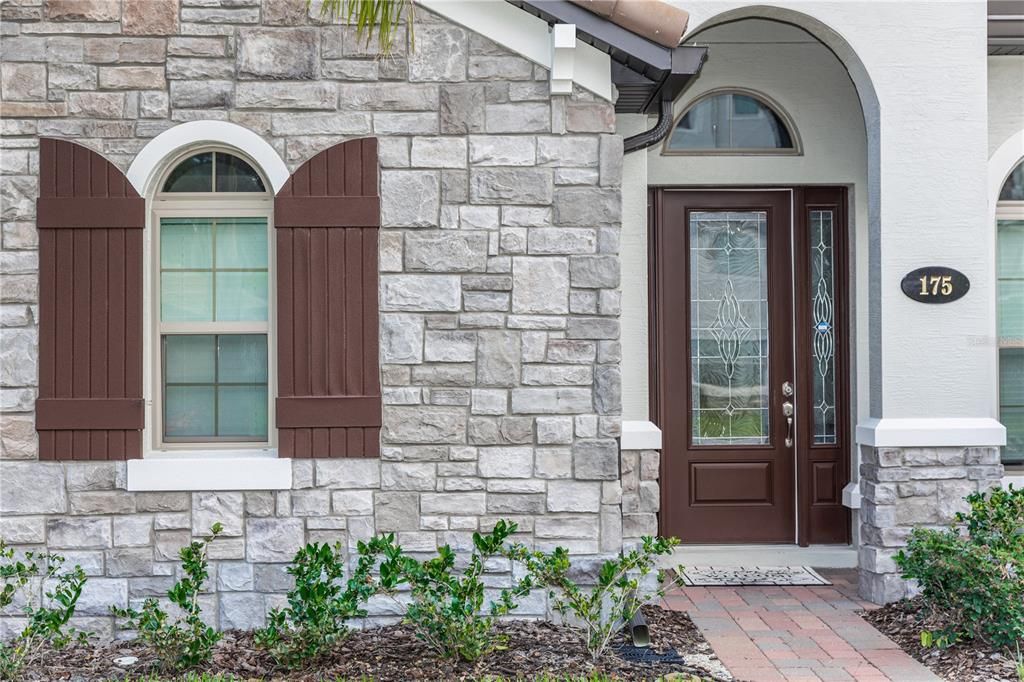 Activo con contrato: $649,900 (4 camas, 3 baños, 3035 Pies cuadrados)