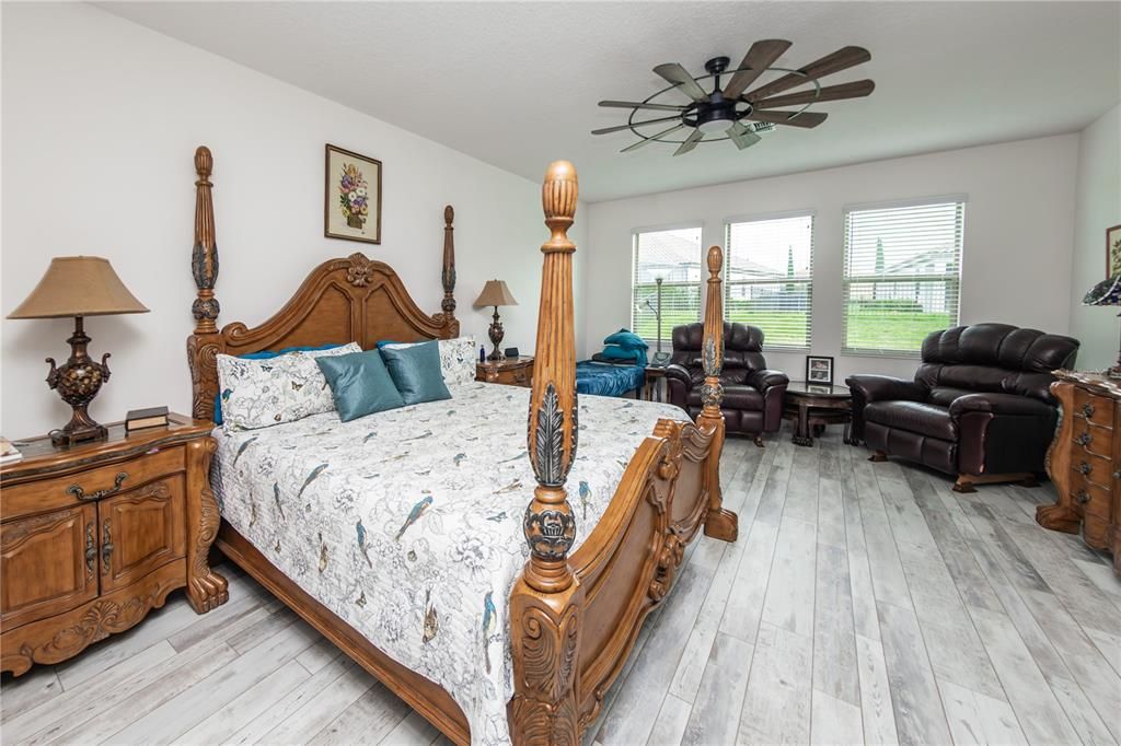 Activo con contrato: $649,900 (4 camas, 3 baños, 3035 Pies cuadrados)