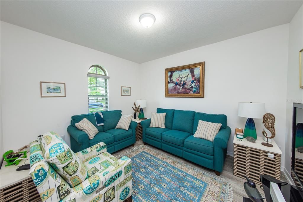 Activo con contrato: $649,900 (4 camas, 3 baños, 3035 Pies cuadrados)