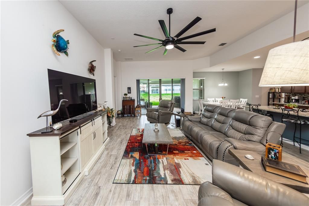 Activo con contrato: $649,900 (4 camas, 3 baños, 3035 Pies cuadrados)