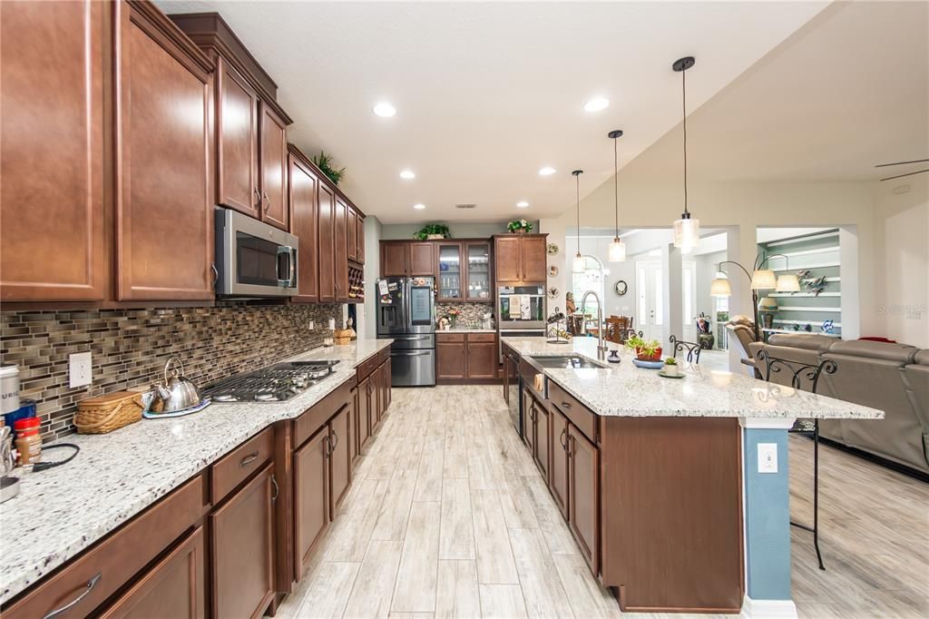 Activo con contrato: $649,900 (4 camas, 3 baños, 3035 Pies cuadrados)