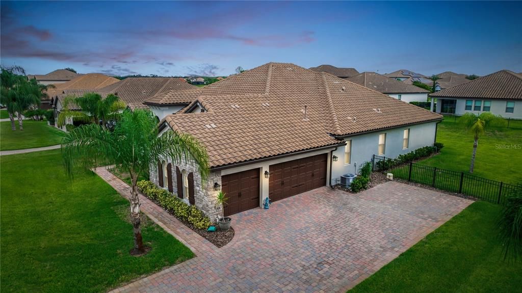 Activo con contrato: $649,900 (4 camas, 3 baños, 3035 Pies cuadrados)