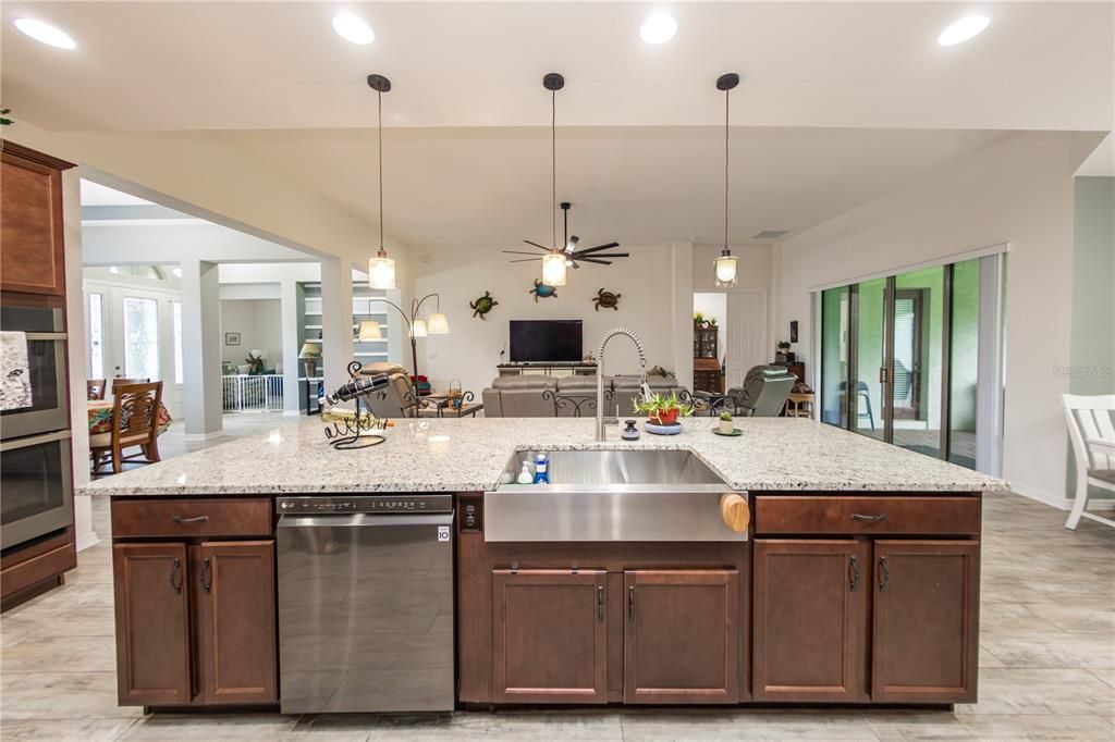 Activo con contrato: $649,900 (4 camas, 3 baños, 3035 Pies cuadrados)