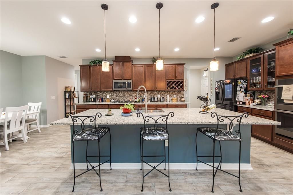 Activo con contrato: $649,900 (4 camas, 3 baños, 3035 Pies cuadrados)