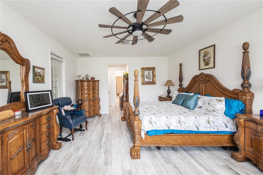 Activo con contrato: $649,900 (4 camas, 3 baños, 3035 Pies cuadrados)