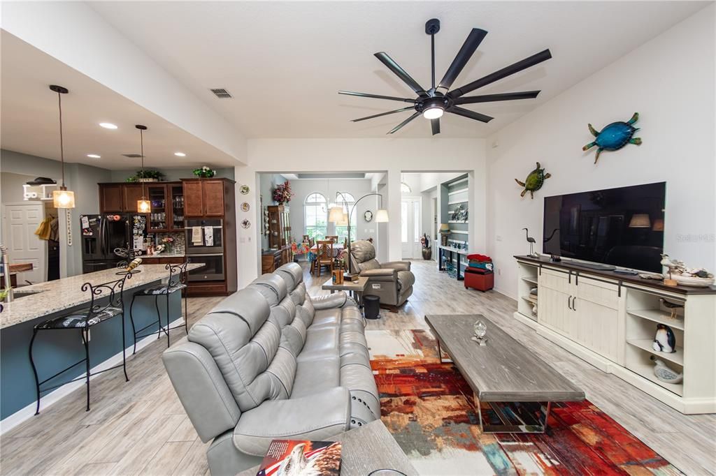 Activo con contrato: $649,900 (4 camas, 3 baños, 3035 Pies cuadrados)