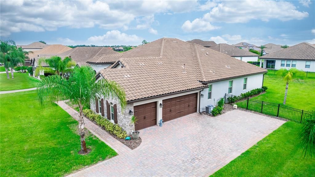 Activo con contrato: $649,900 (4 camas, 3 baños, 3035 Pies cuadrados)