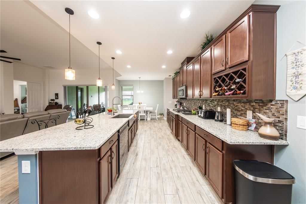 Activo con contrato: $649,900 (4 camas, 3 baños, 3035 Pies cuadrados)