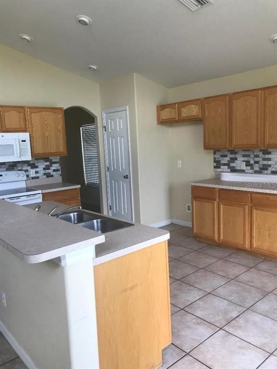 В аренду: $2,200 (4 спален, 3 ванн, 2061 Квадратных фут)