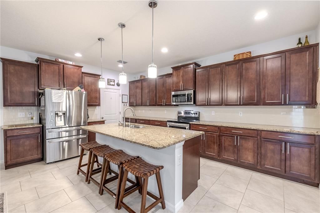 合同活跃: $590,000 (5 贝兹, 3 浴室, 3113 平方英尺)