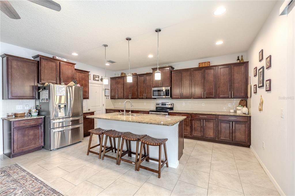 合同活跃: $590,000 (5 贝兹, 3 浴室, 3113 平方英尺)