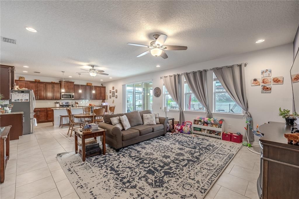 合同活跃: $590,000 (5 贝兹, 3 浴室, 3113 平方英尺)