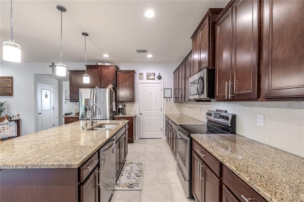 合同活跃: $590,000 (5 贝兹, 3 浴室, 3113 平方英尺)