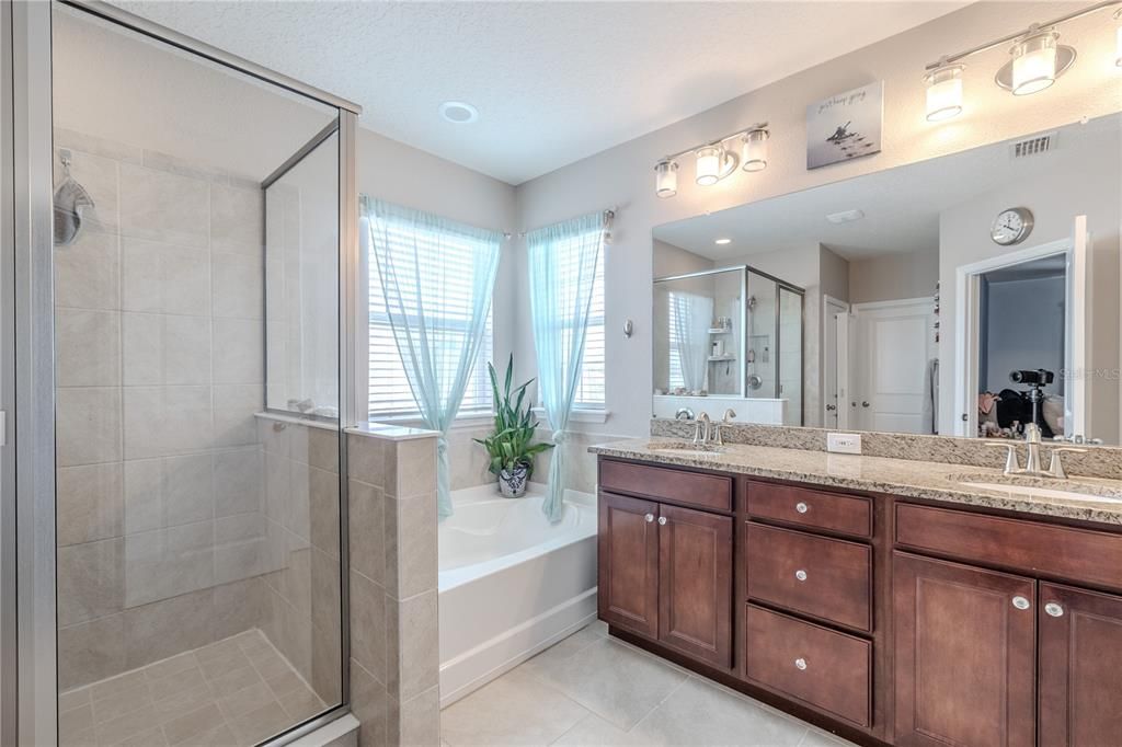 合同活跃: $590,000 (5 贝兹, 3 浴室, 3113 平方英尺)