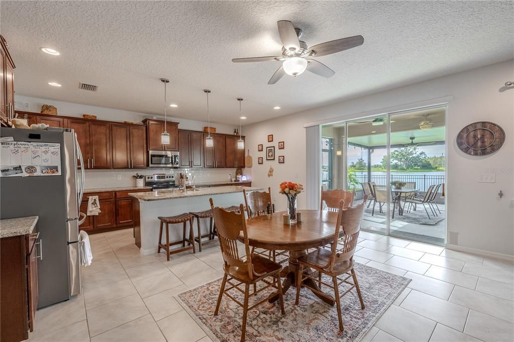 合同活跃: $590,000 (5 贝兹, 3 浴室, 3113 平方英尺)