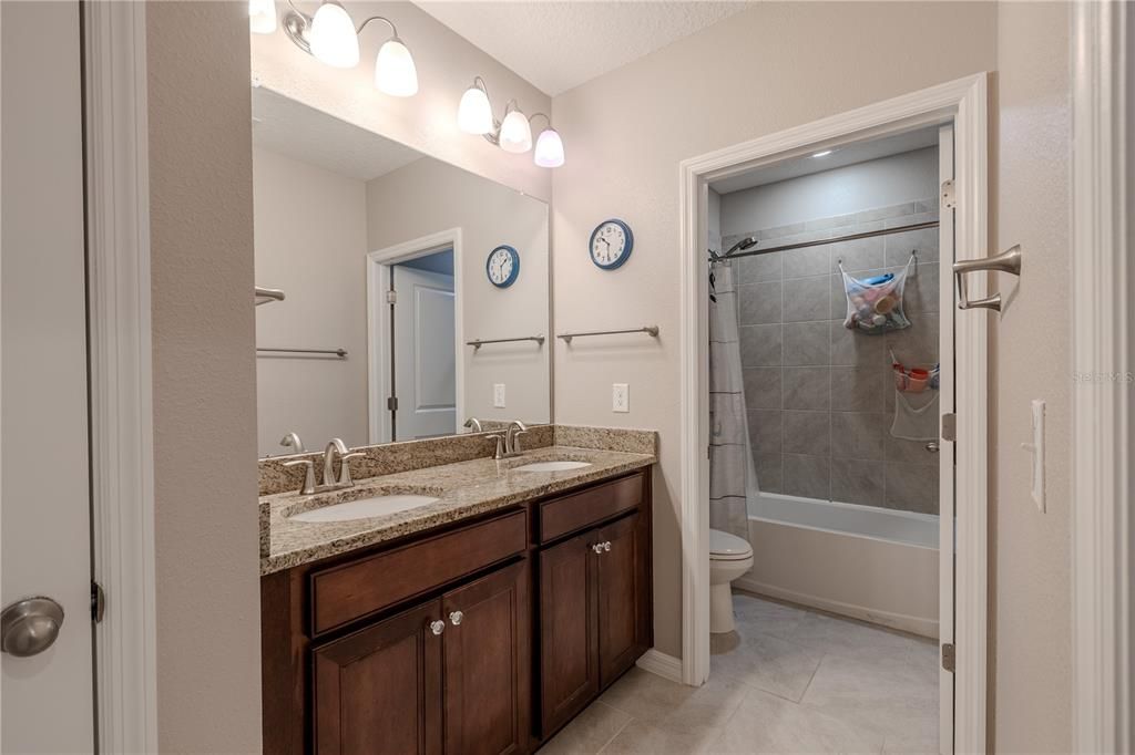 合同活跃: $590,000 (5 贝兹, 3 浴室, 3113 平方英尺)