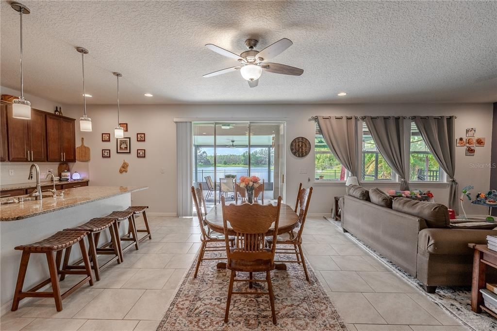 合同活跃: $590,000 (5 贝兹, 3 浴室, 3113 平方英尺)