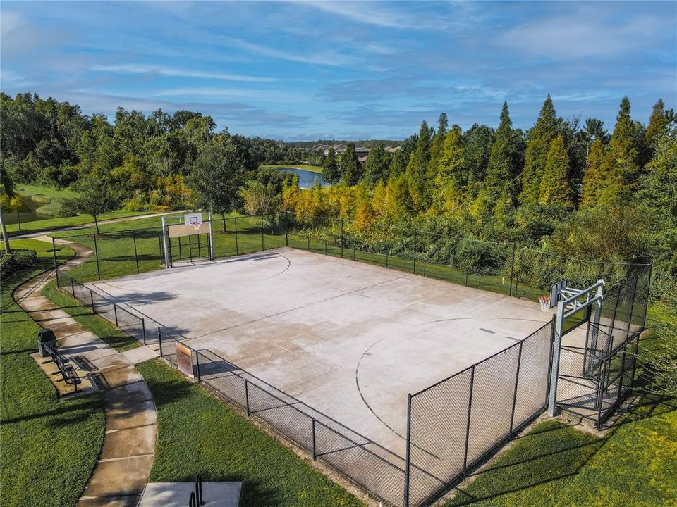 合同活跃: $590,000 (5 贝兹, 3 浴室, 3113 平方英尺)