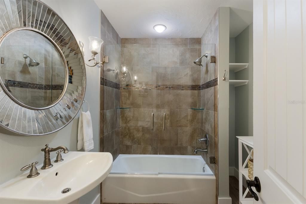 合同活跃: $1,595,000 (4 贝兹, 3 浴室, 1841 平方英尺)