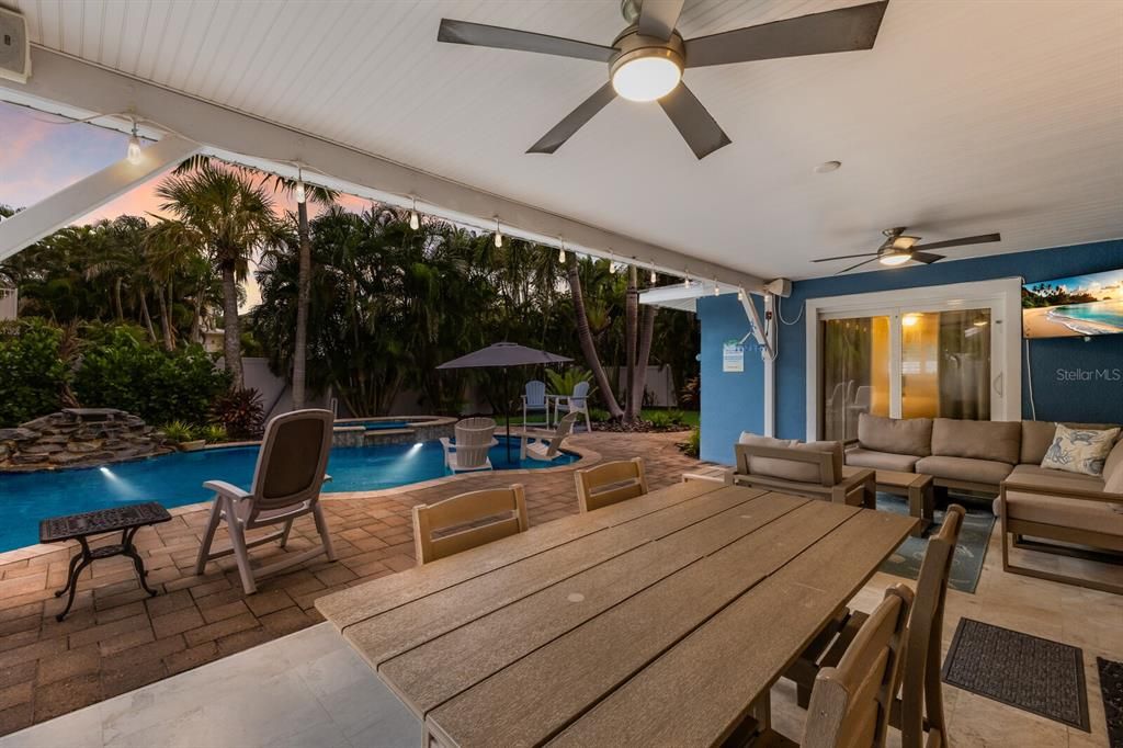 合同活跃: $1,595,000 (4 贝兹, 3 浴室, 1841 平方英尺)