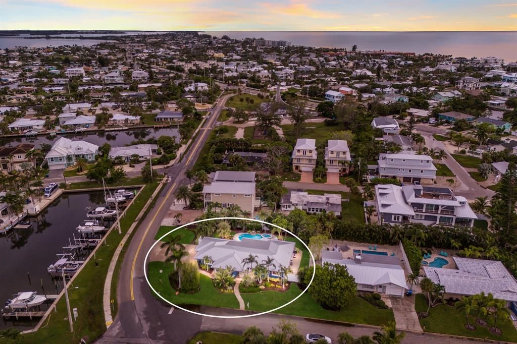 合同活跃: $1,595,000 (4 贝兹, 3 浴室, 1841 平方英尺)