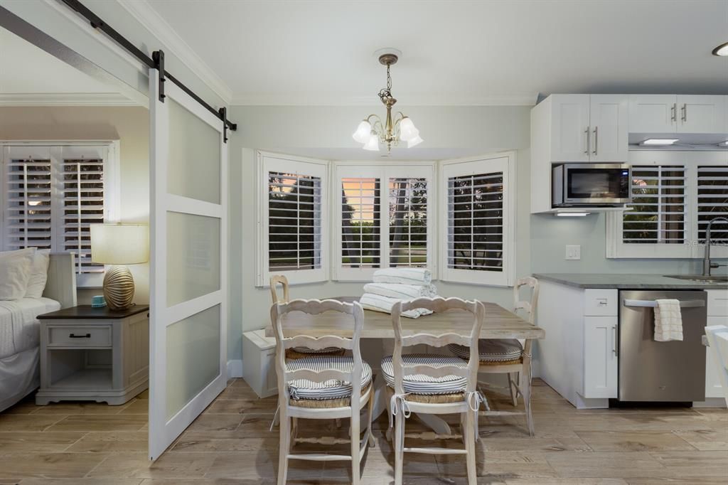 合同活跃: $1,595,000 (4 贝兹, 3 浴室, 1841 平方英尺)