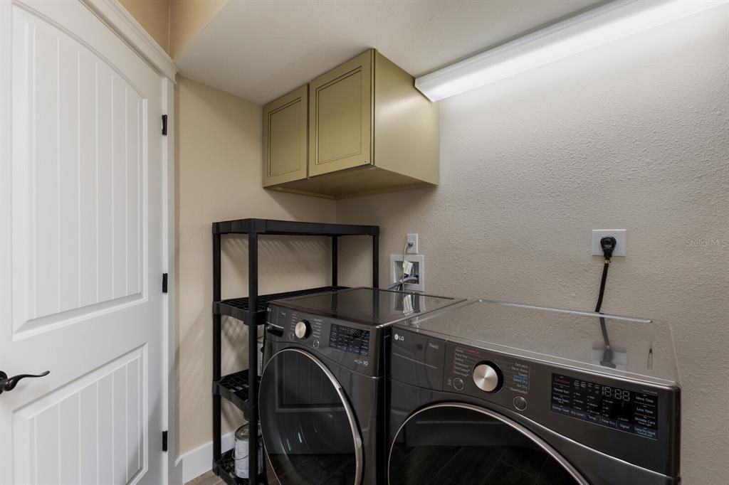 合同活跃: $1,595,000 (4 贝兹, 3 浴室, 1841 平方英尺)