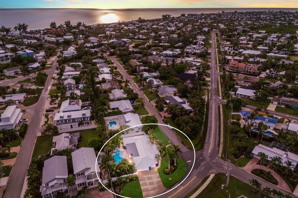 合同活跃: $1,595,000 (4 贝兹, 3 浴室, 1841 平方英尺)