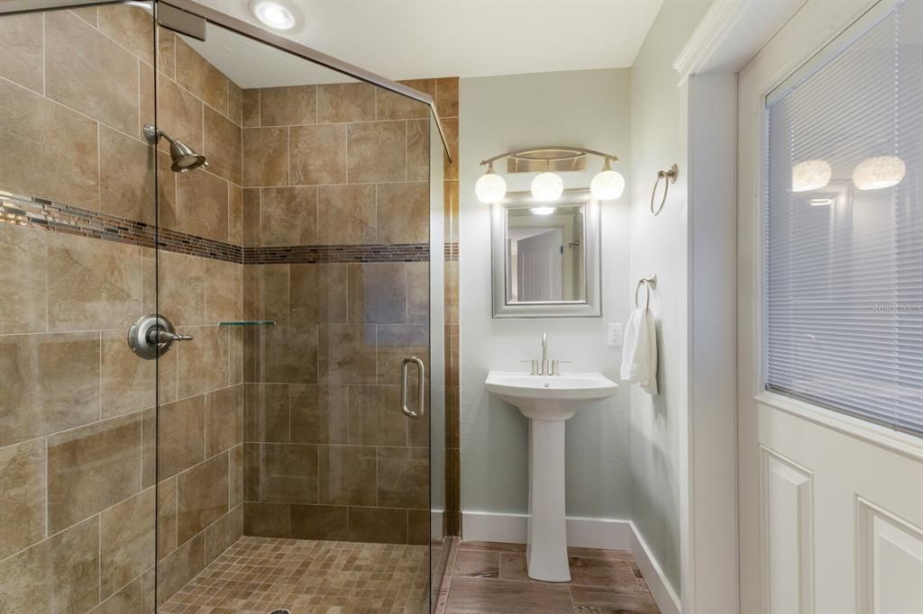 合同活跃: $1,595,000 (4 贝兹, 3 浴室, 1841 平方英尺)