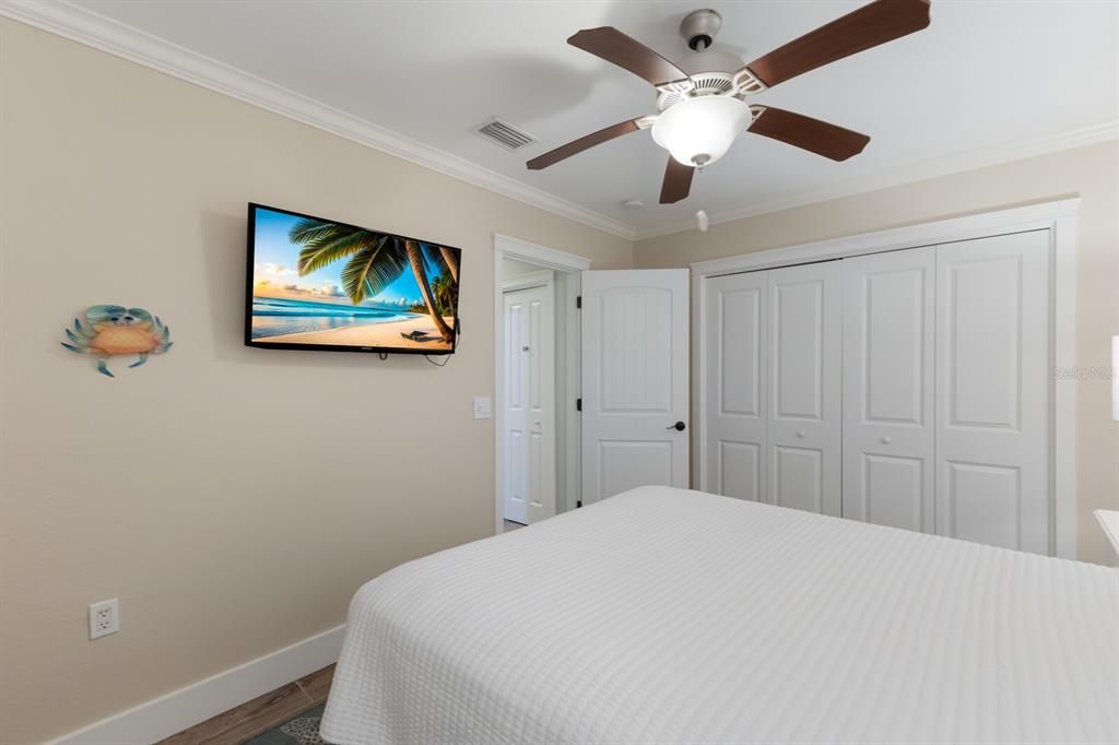 合同活跃: $1,595,000 (4 贝兹, 3 浴室, 1841 平方英尺)