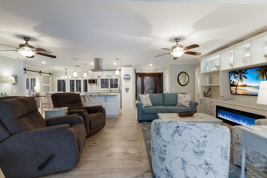 合同活跃: $1,595,000 (4 贝兹, 3 浴室, 1841 平方英尺)