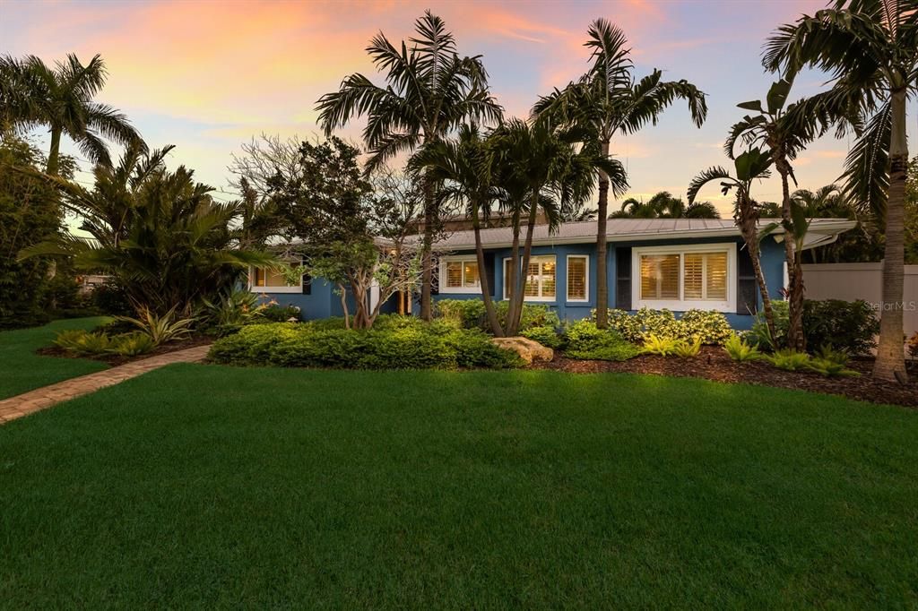 合同活跃: $1,595,000 (4 贝兹, 3 浴室, 1841 平方英尺)