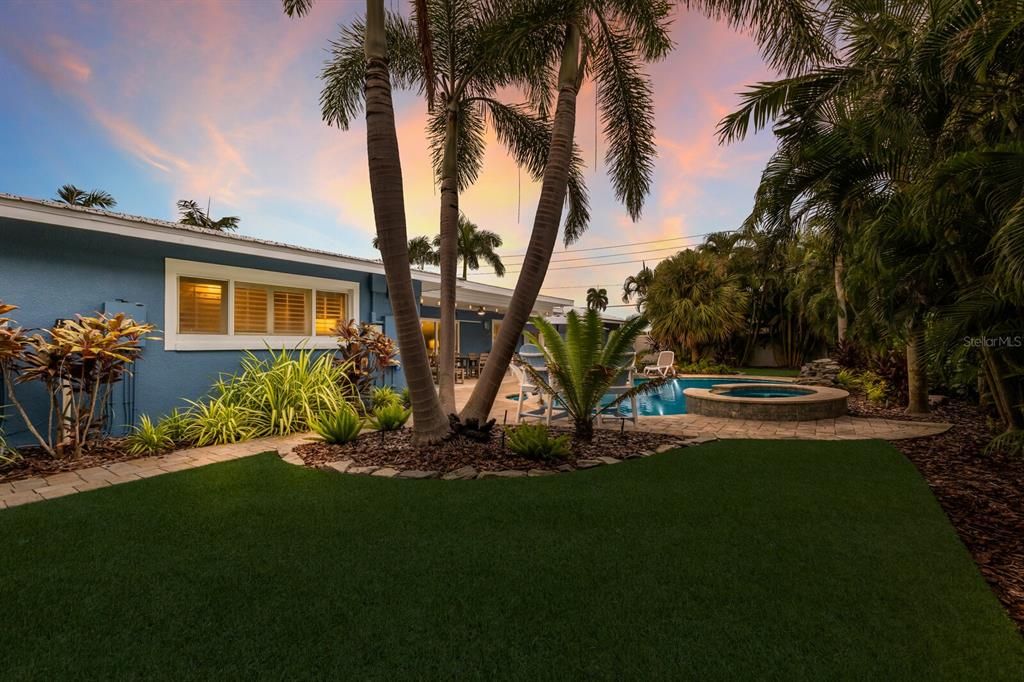 合同活跃: $1,595,000 (4 贝兹, 3 浴室, 1841 平方英尺)