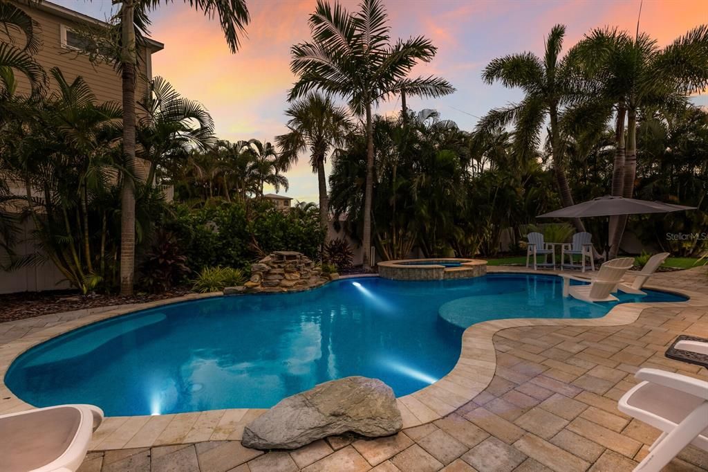 合同活跃: $1,595,000 (4 贝兹, 3 浴室, 1841 平方英尺)