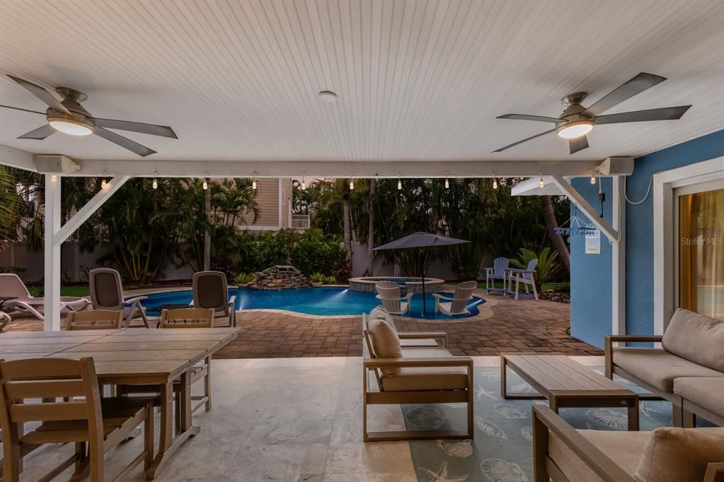 合同活跃: $1,595,000 (4 贝兹, 3 浴室, 1841 平方英尺)