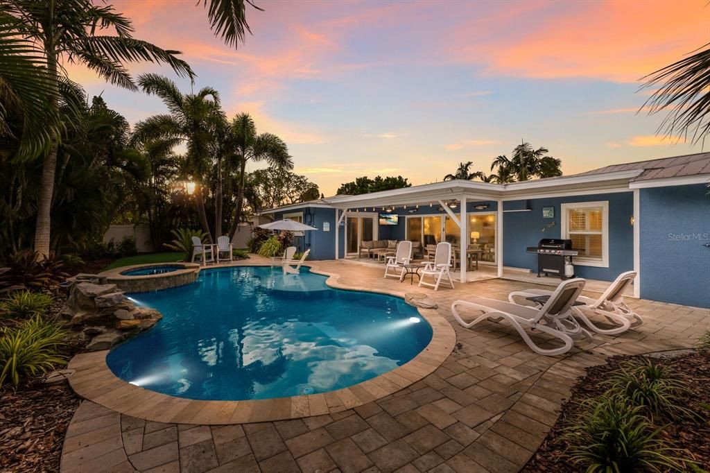 合同活跃: $1,595,000 (4 贝兹, 3 浴室, 1841 平方英尺)