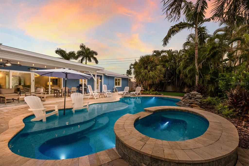 合同活跃: $1,595,000 (4 贝兹, 3 浴室, 1841 平方英尺)