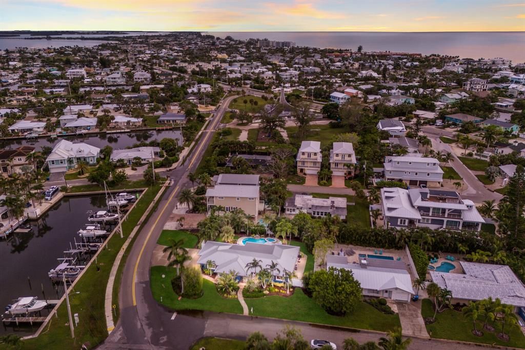 合同活跃: $1,595,000 (4 贝兹, 3 浴室, 1841 平方英尺)