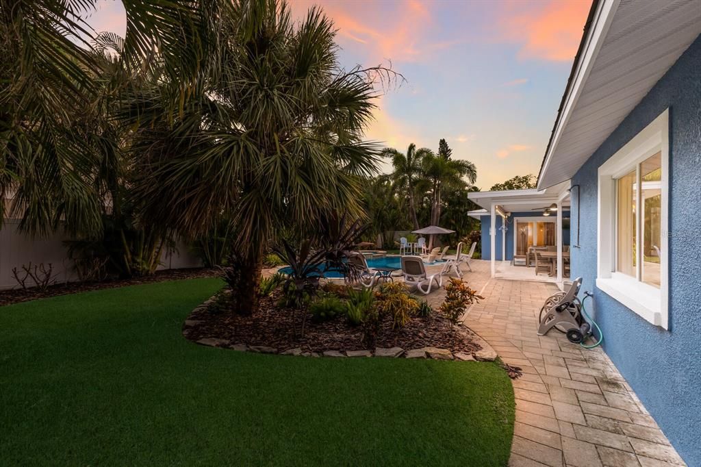 合同活跃: $1,595,000 (4 贝兹, 3 浴室, 1841 平方英尺)