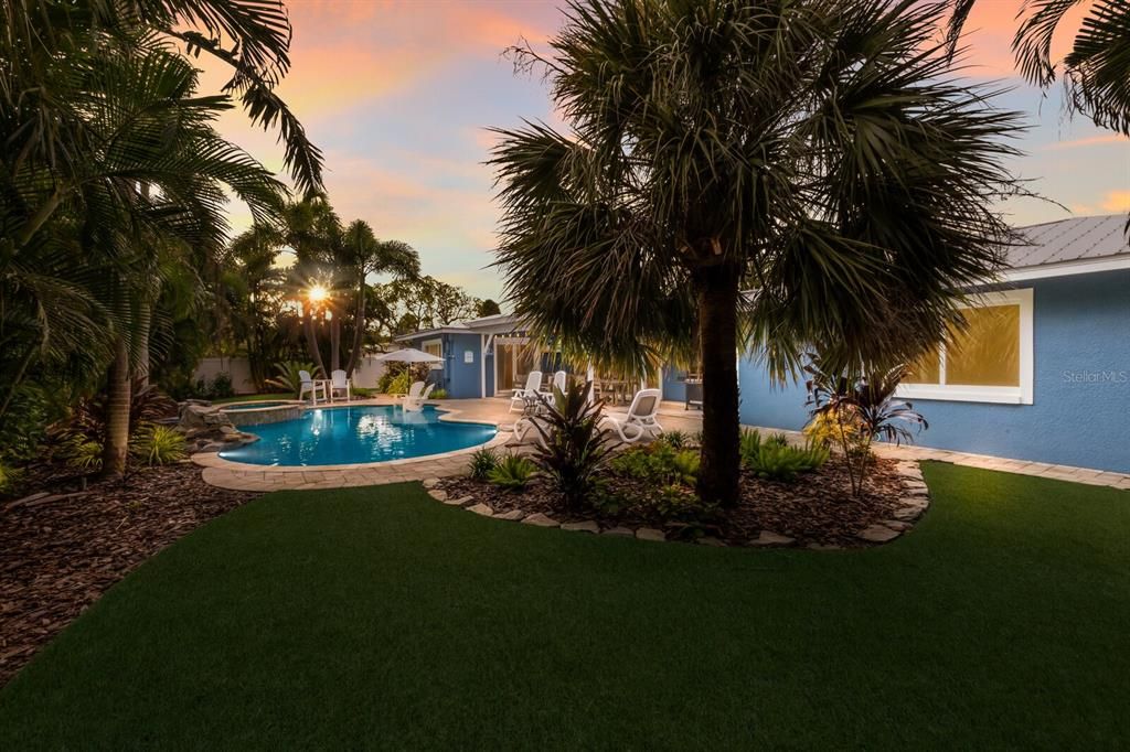 合同活跃: $1,595,000 (4 贝兹, 3 浴室, 1841 平方英尺)